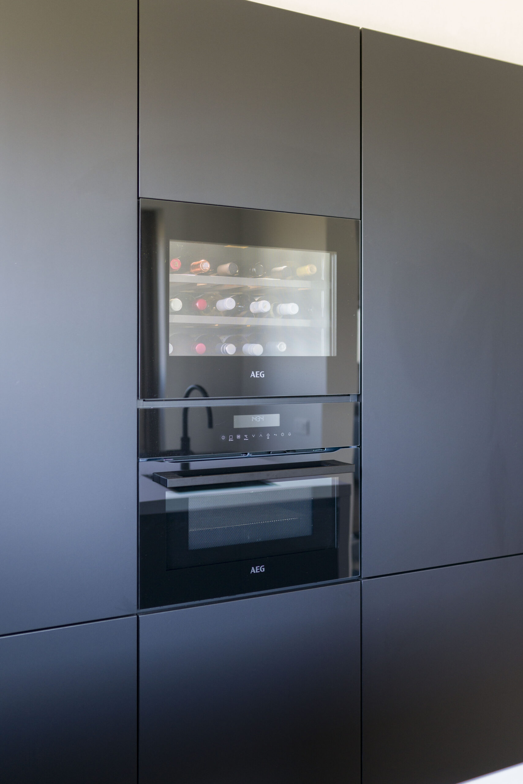 Modern apparatuur in zwarte keuken